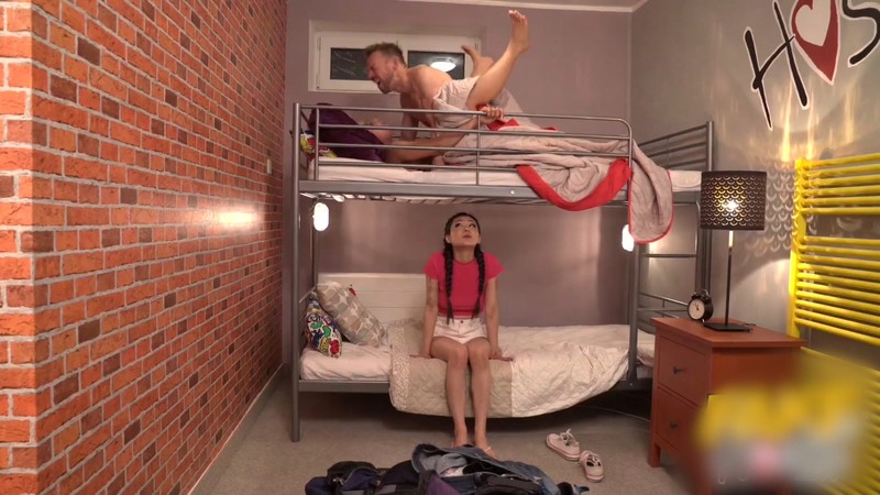 【超爽大片】可爱小妹寄宿家庭撞见父母做爱 结果发骚被老爸疯狂插小逼 超强视觉冲击.jpg